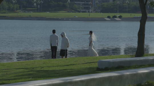 天府新区兴隆湖湖边走廊打卡拍照新人婚纱