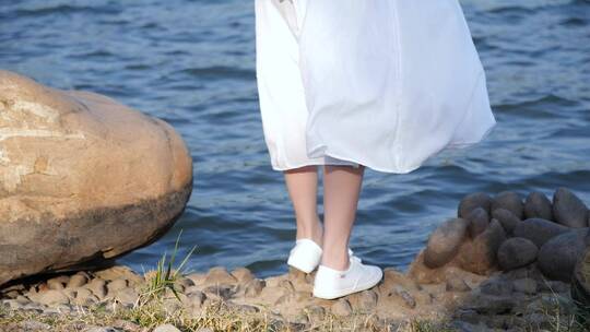 唯美清新女孩在湖边行走，白色的裙摆视频