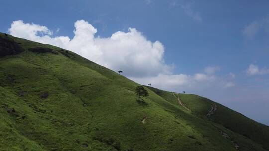 夏天武功山航拍蓝天白云绿山