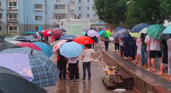 居民雨中排队进行核酸检测4K11个镜头