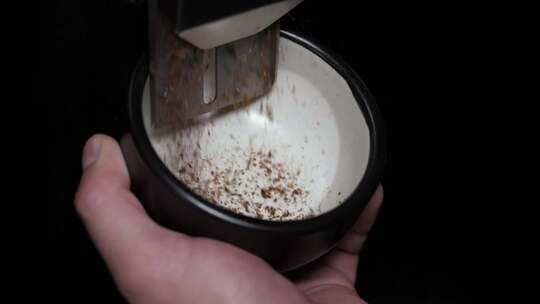 特写用接粉杯接研磨的碎咖啡粉