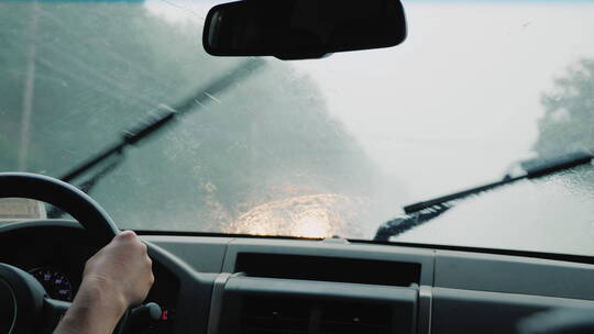 暴雨天行驶在公路上的车视频素材模板下载