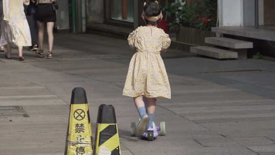 河坊街小孩玩滑板车