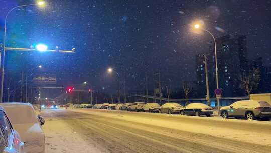 北京降雪天气夜间城市道路