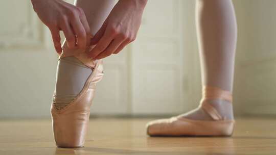 芭蕾舞演员整理鞋子视频素材模板下载