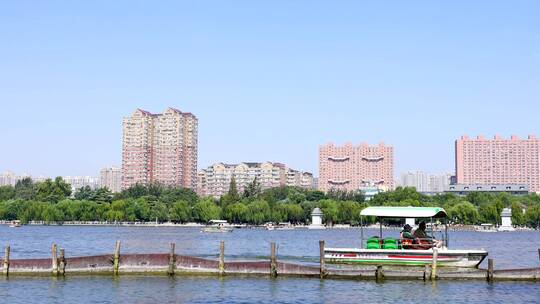 山东济南大明湖公园景区湖面景色与游船游客