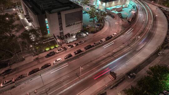 夜晚城市公路上的车流