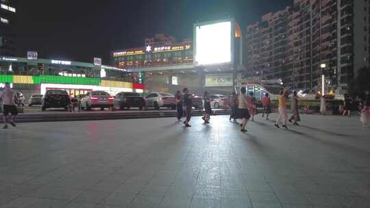 夜晚广场上面大妈跳广场舞视频素材模板下载