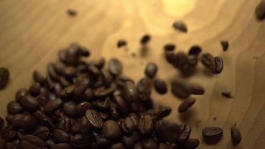 慢慢倒入的咖啡豆