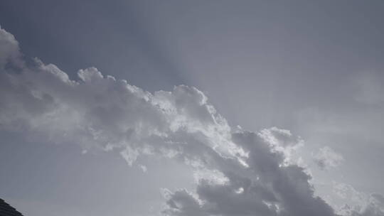天空中快速移动的云和太阳光丁达尔耶稣光