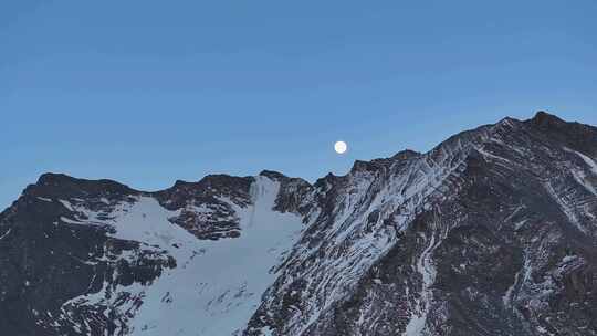 四川阿坝航拍月色下的岷山山脉四根香峰雪山