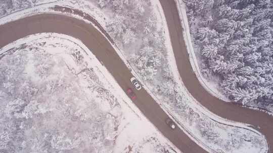 天台山航拍雪覆山林中的道路车辆