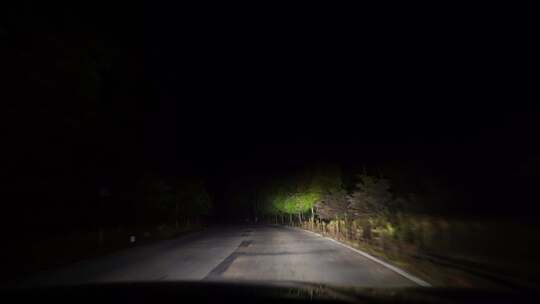 夜间开车行驶在乡间小路夜晚开车驾驶山路