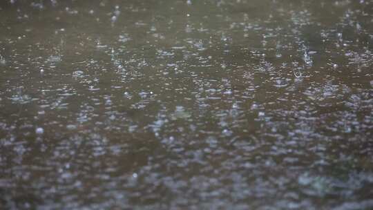 下雨天雨水空镜头