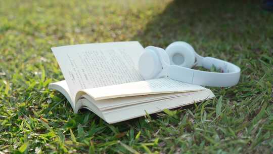 放在草坪上的书和耳机文艺小清新