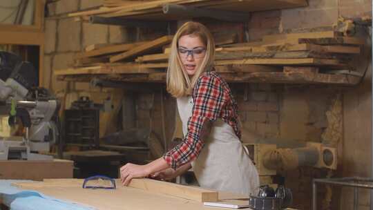 令人敬畏的工厂工人