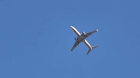 飞机在空中飞过