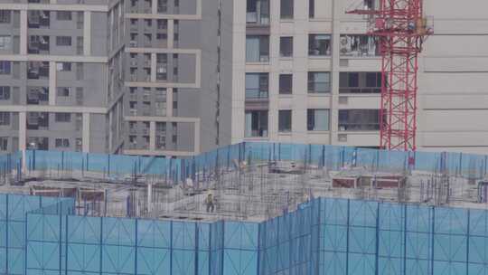 一名建筑工人在楼顶工作