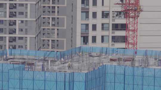 一名建筑工人在楼顶工作视频素材模板下载