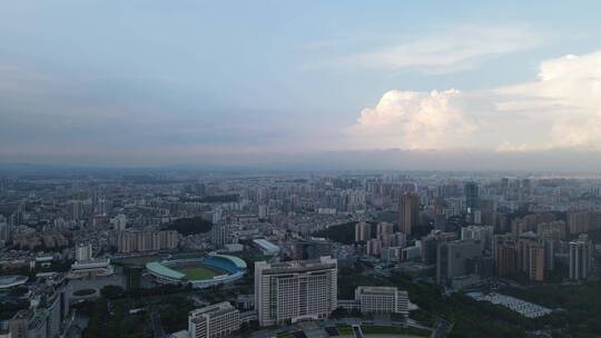 夜幕降临前的城市