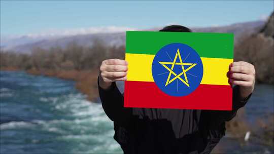 手持埃塞俄比亚国旗横幅的人