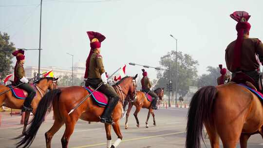 印度军队骑马为共和国日游行排练