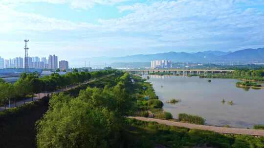 城市河畔绿树成荫的自然风光全景