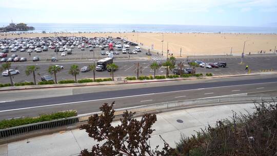 鸟瞰海边附近的停车场