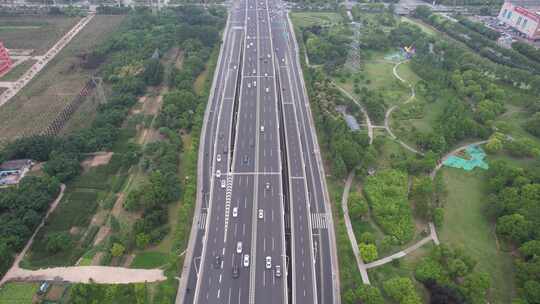 城市高架桥交通车辆行驶航拍视频素材模板下载