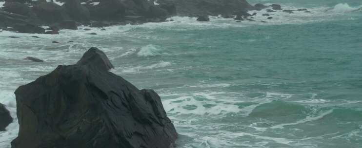 海浪撞击海洋空中的一块大石头