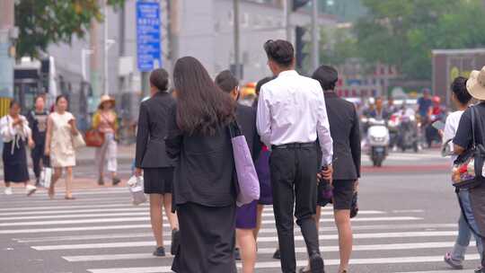 城市街道行人过马路场景