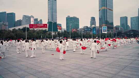 广场上练太极的中国人