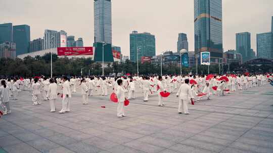 广场上练太极的中国人视频素材模板下载