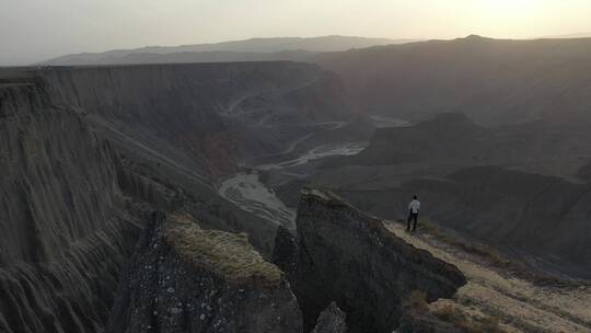 一个人站在 新疆塔城安集海大峡谷高处