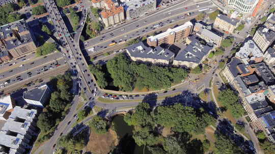 高峰时段马萨诸塞州波士顿的高速公路立交桥交通——直线下降的空中时间推移