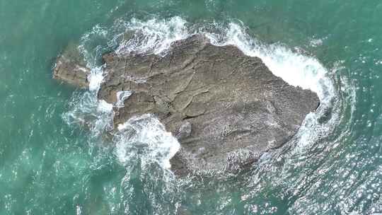 海中礁石航拍海水冲刷礁石潮水海浪拍打岩石