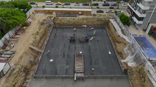 鸟瞰高层建筑地基的大型混凝土浇筑