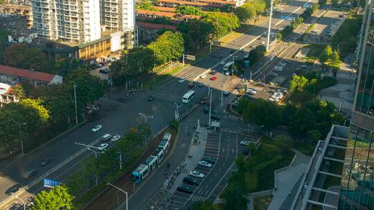 清晨的太阳光城市道路上车流和光影移动延时