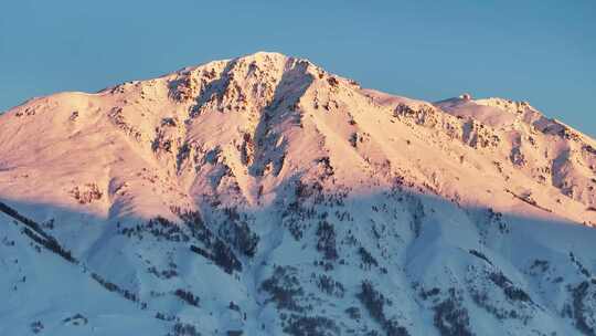 阿勒泰禾木黎明日照金山航拍壮观雪山风景