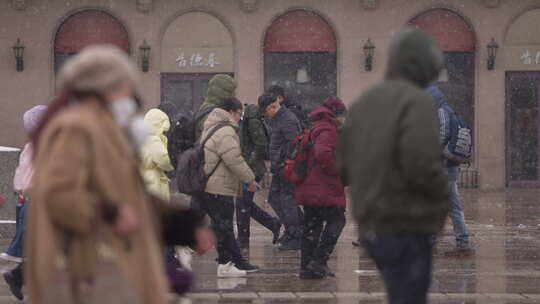 大雪中高铁站春运大军