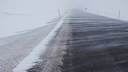 暴风雪袭卷路面