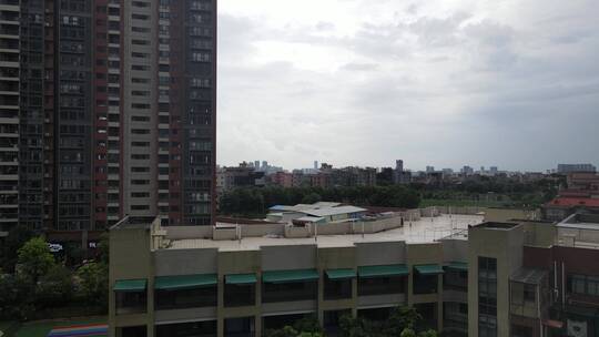 大雨来临城镇景观