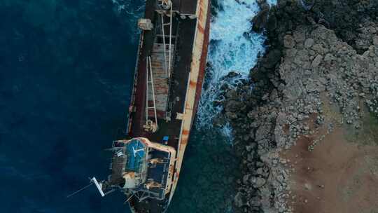 搁浅在地中海海岸的废弃船只，俯视图