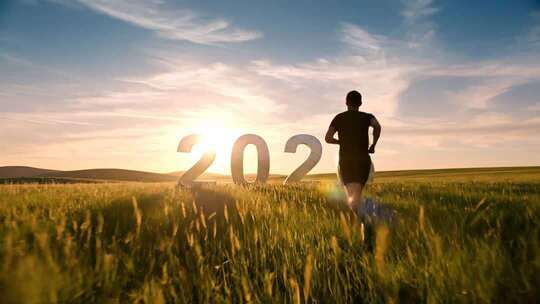 日出草原上向着2026奔跑的人物剪影