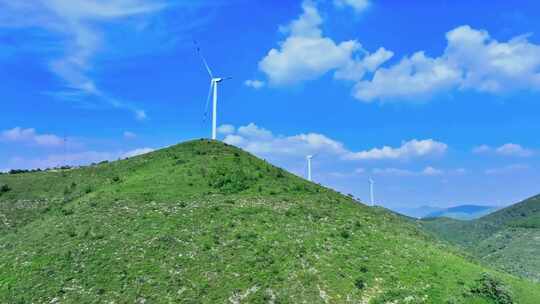 航拍枣庄蓝天白云下的风力发电机组太阳能