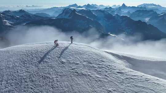 雪山山脉云雾山顶航拍