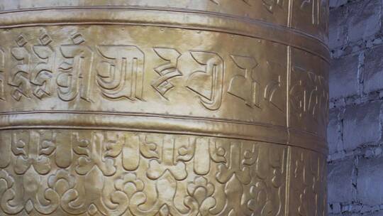 祈福藏传佛教喇嘛转经筒朝圣西藏藏族