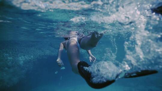 女人潜浮在水下游泳