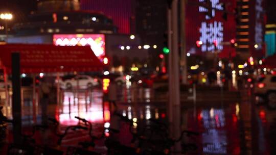 熙熙攘攘的城市夜晚