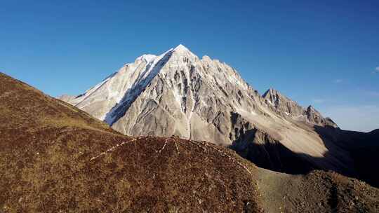 航拍雅拉雪山